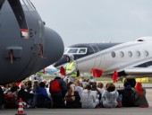 Понад 100 кліматичних активістів блокували зльоти приватних літаків в Амстердамі - фото 3