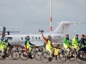 Понад 100 кліматичних активістів блокували зльоти приватних літаків в Амстердамі - фото 5